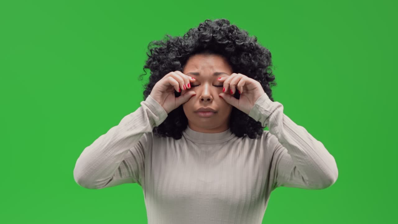 pantalla verde joven mujer africana somnolienta