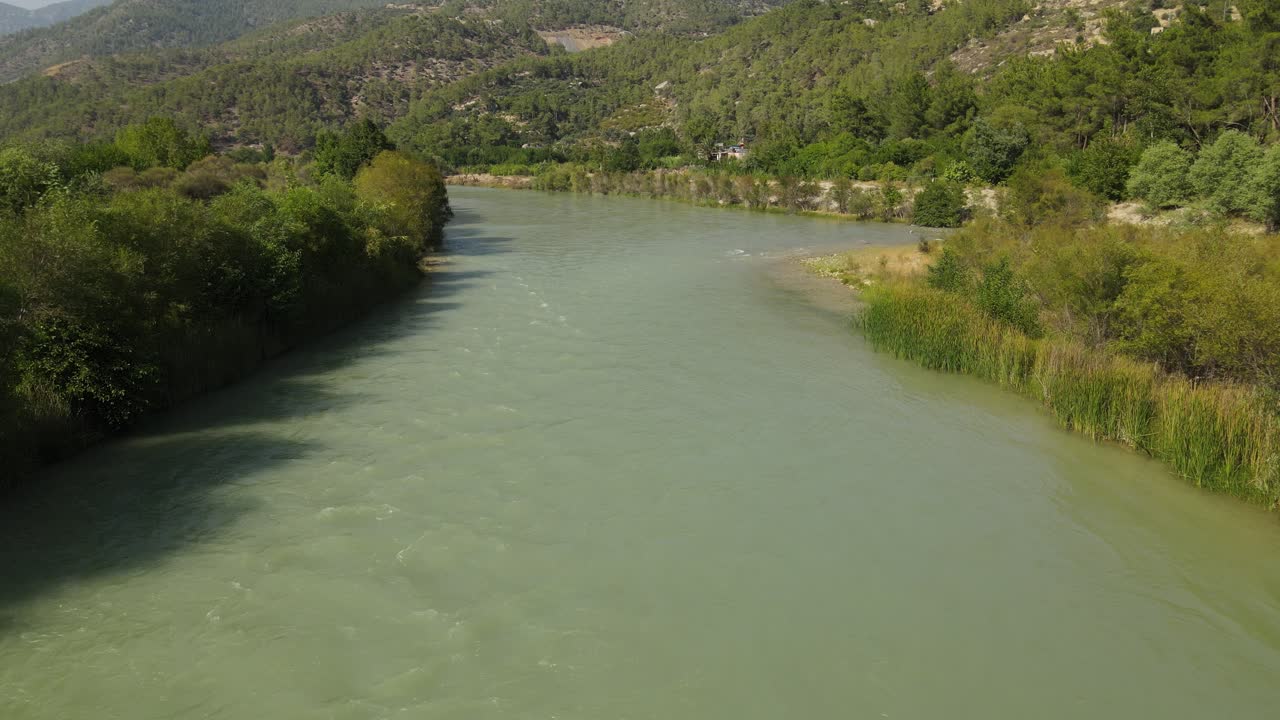 visión aérea del flujo del río