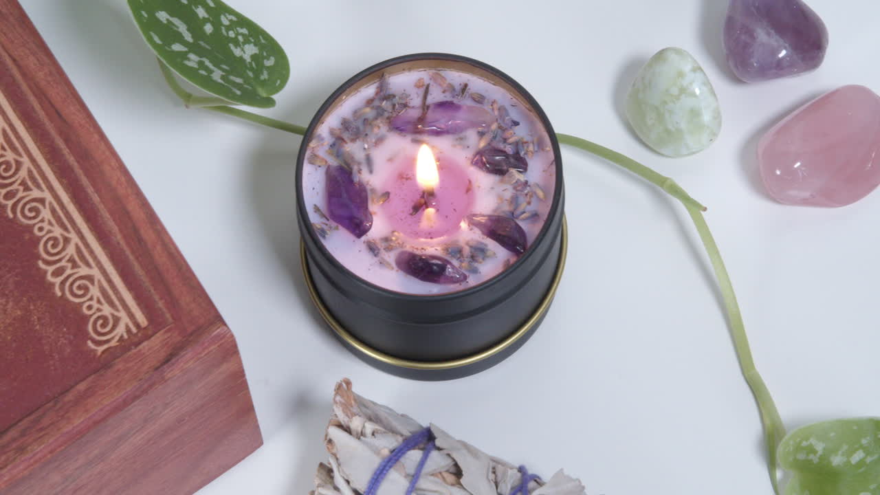 Panorering over en Spirit Box og et brennende ametystlys.