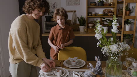 preparación de la cena de pascua con la familia