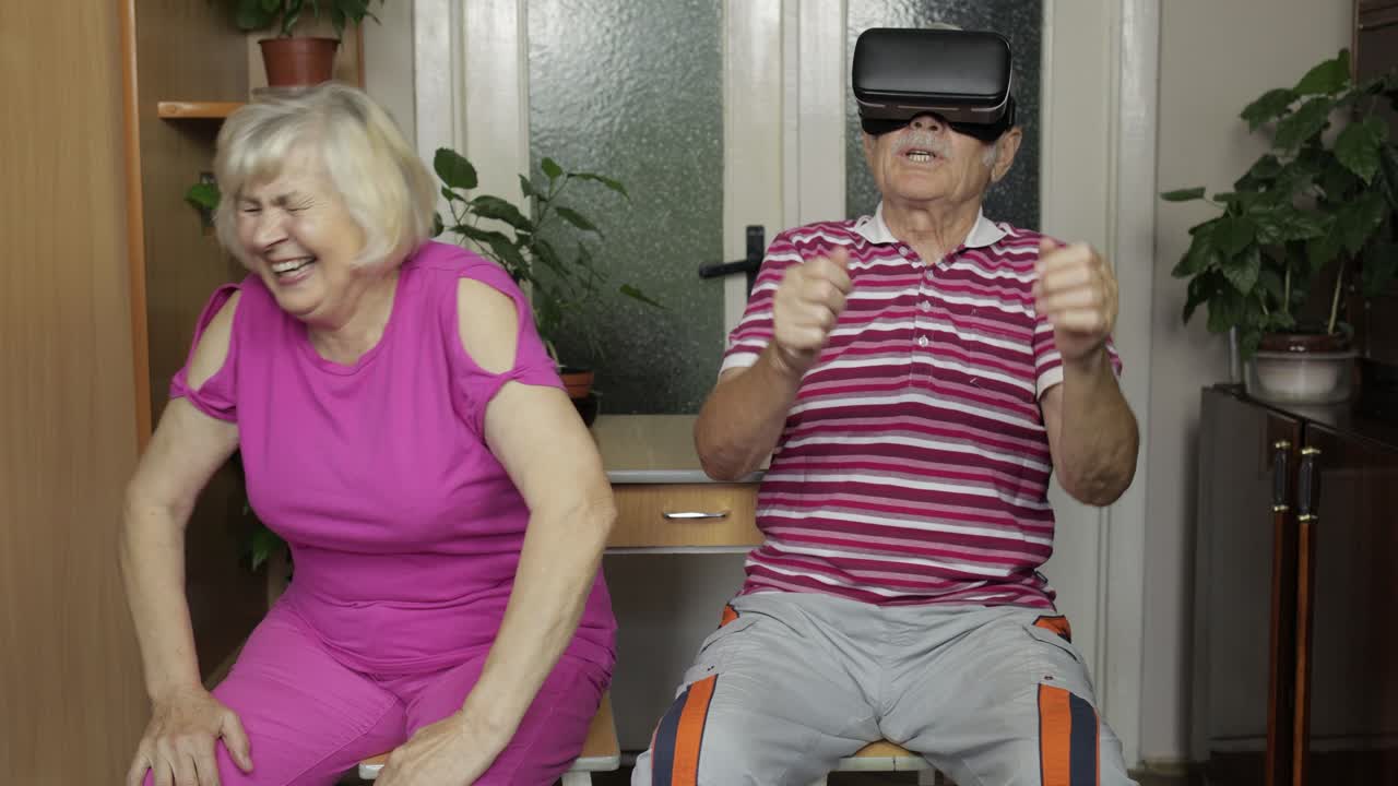 Abuela le pone el casco al abuelo para el visor de realidad virtual. Jugando, viendo videos en realidad virtual.