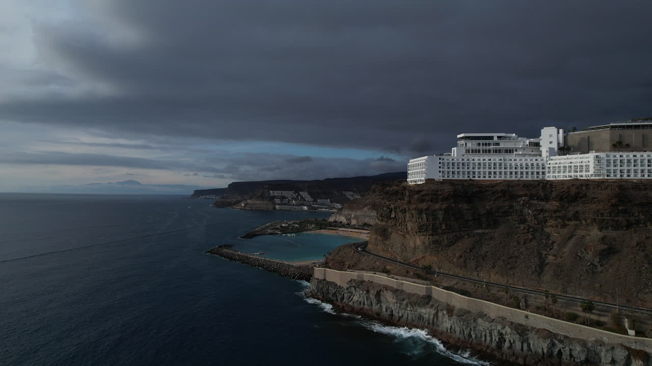그란 카나리아 섬의 일몰 동안 아마도레스 해변과 그 지역의 큰 호텔을 드러내는 환상적인 공중 촬영