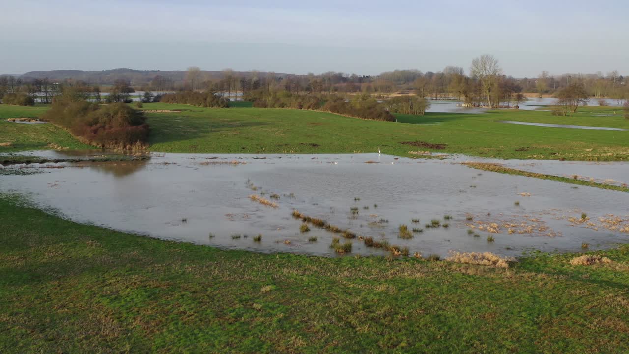 un vuelo de avión no tripulado sobre prados y campos, que fueron inundados después de fuertes lluvias