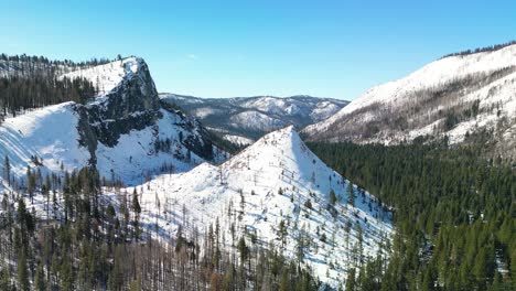 vista aérea de los picos y valles de las montañas en el bosque nacional de el dorado, strawberry, california