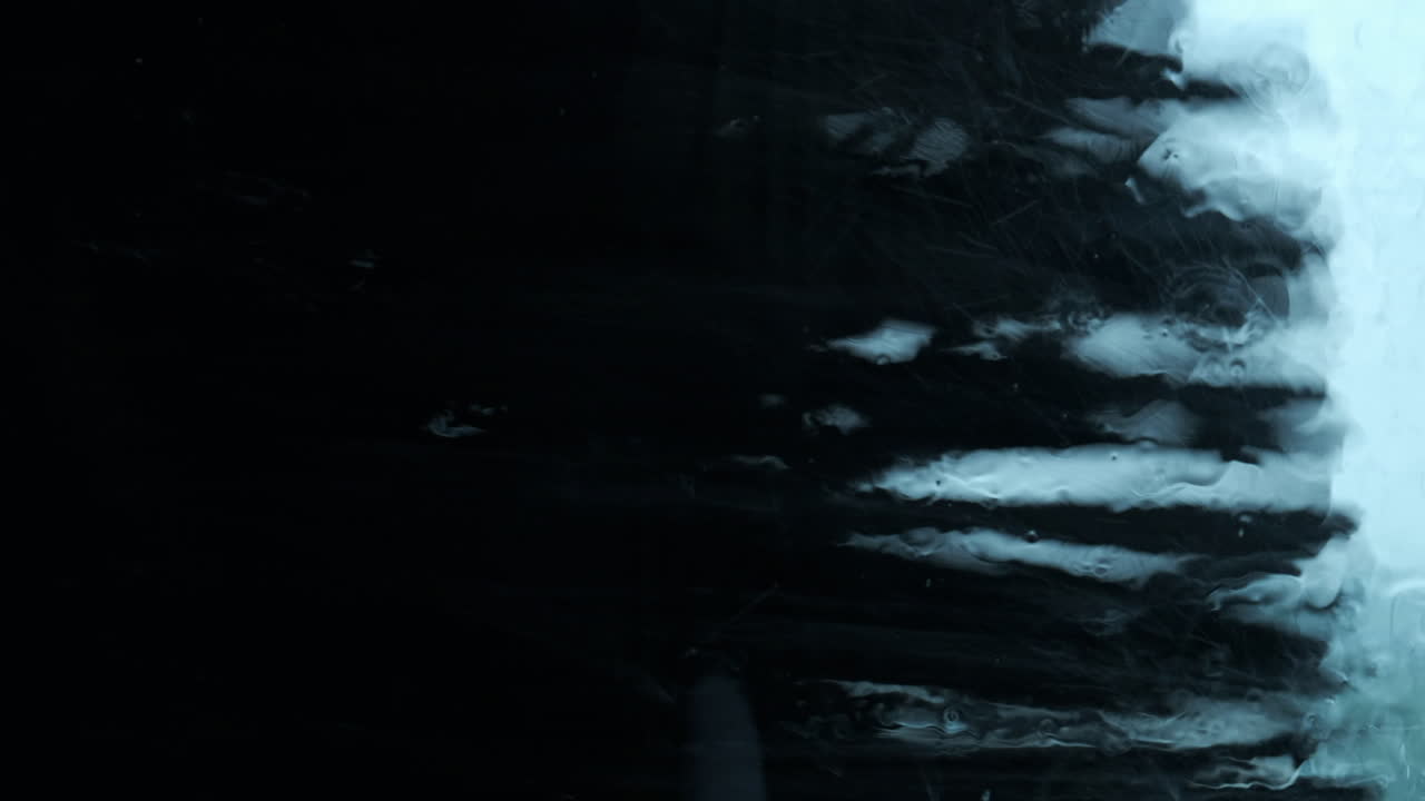 una unidad automática a través de un lavado de automóviles que funciona y se ve desde el interior de un vehículo