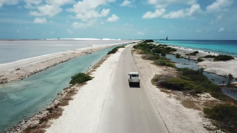 vista de drones desde detrás de un automóvil que va a las salinas, en bonaire, el caribe holandés, en américa del sur