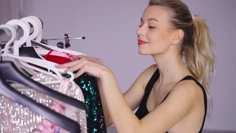 mujer comprando ropa