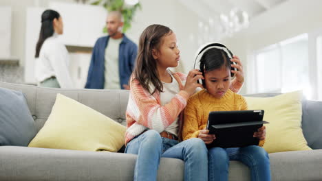 Parents,-children-and-headphones-with-tablet