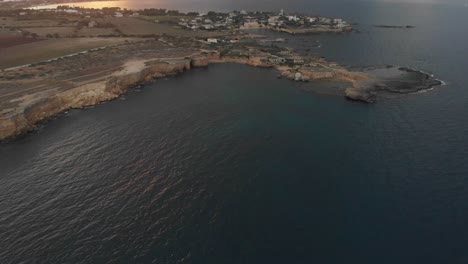 Toma-Inclinada-De-La-Costa-Rocosa-Cerca-De-Punta-Della-Mola-Sicilia-Italia,-Aérea