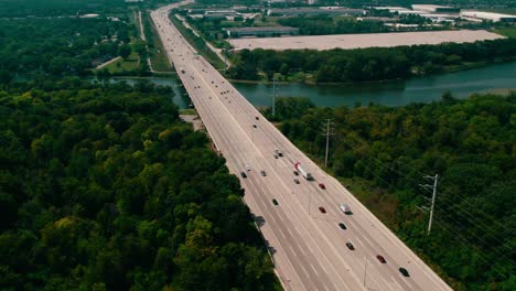 Hermosa-Antena-En-Verano-Sobre-La-Autopista-Interestatal-I-90-Y-Fox-River