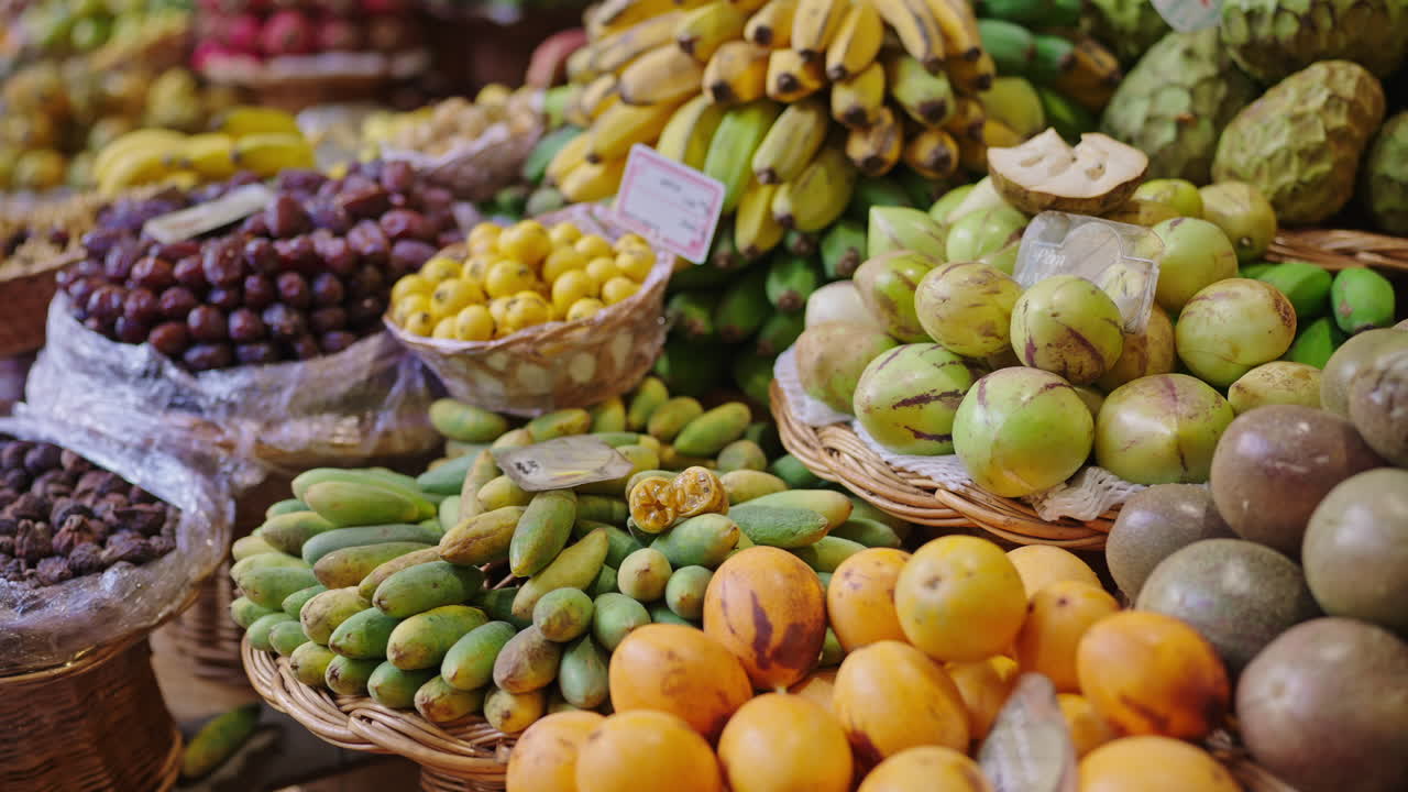 Bancarella colorata di frutta tropicale al mercato