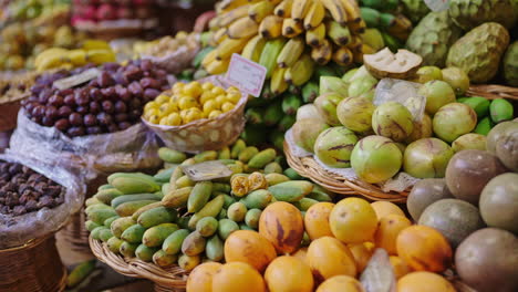 colorido puesto de mercado de frutas tropicales