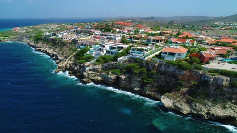 Hermosas-Vistas-Al-Océano-Sobre-La-Caída-Del-Acantilado,-Estilo-De-Vida-De-Lujo,-Empuje-De-Drones