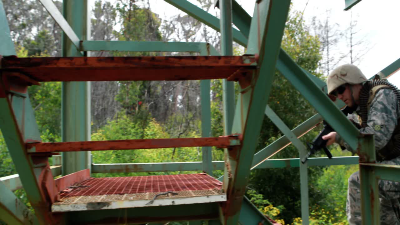 soldado militar de guardia con un rifle