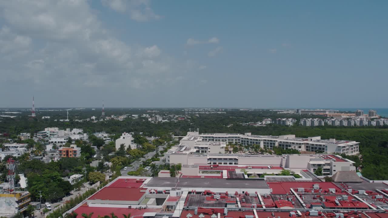 toma aérea elevándose sobre los tejados de paradisus playa del carmen en méxico