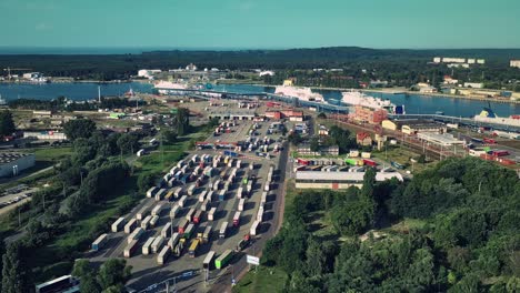 muchos camiones esperando en cola en la terminal de ferry del puerto de świnoujście