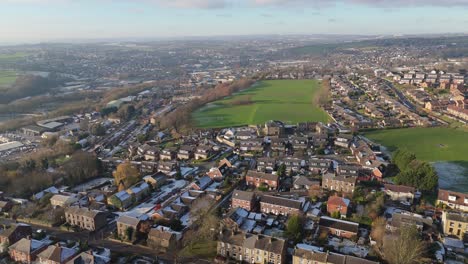 Die-Winteransicht-Aus-Der-Drohnenperspektive-Erfasst-Die-Typische-Britische-Städtische-Wohnsiedlung-Des-Dewsbury-Moore-Council-Estate-Mit-Reihenhäusern-Aus-Rotem-Backstein-Und-Dem-Industriellen-Yorkshire