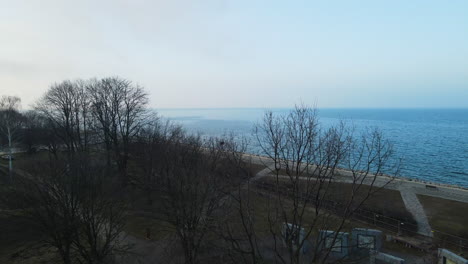 árboles-Sin-Hojas-En-El-Parque-Con-Vistas-Al-Mar-En-Calma-A-Primera-Hora-De-La-Mañana-En-Westerplatte,-Gdansk,-Polonia