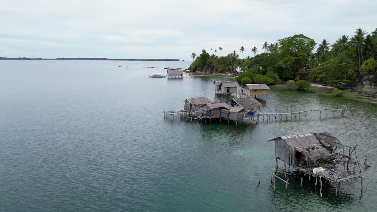 una carretilla aérea por encima de las cabañas de un pueblo de pescadores en el agua frente a la isla de balabac