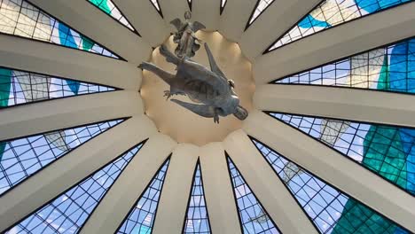 Drehende-Draufsicht-Auf-Die-Wunderschöne-Kuppel-Und-Engelsstatuen,-Die-Hoch-In-Der-Von-Oscar-Niemeyer-Entworfenen-Kathedrale-In-Brasilia-City-Hängen