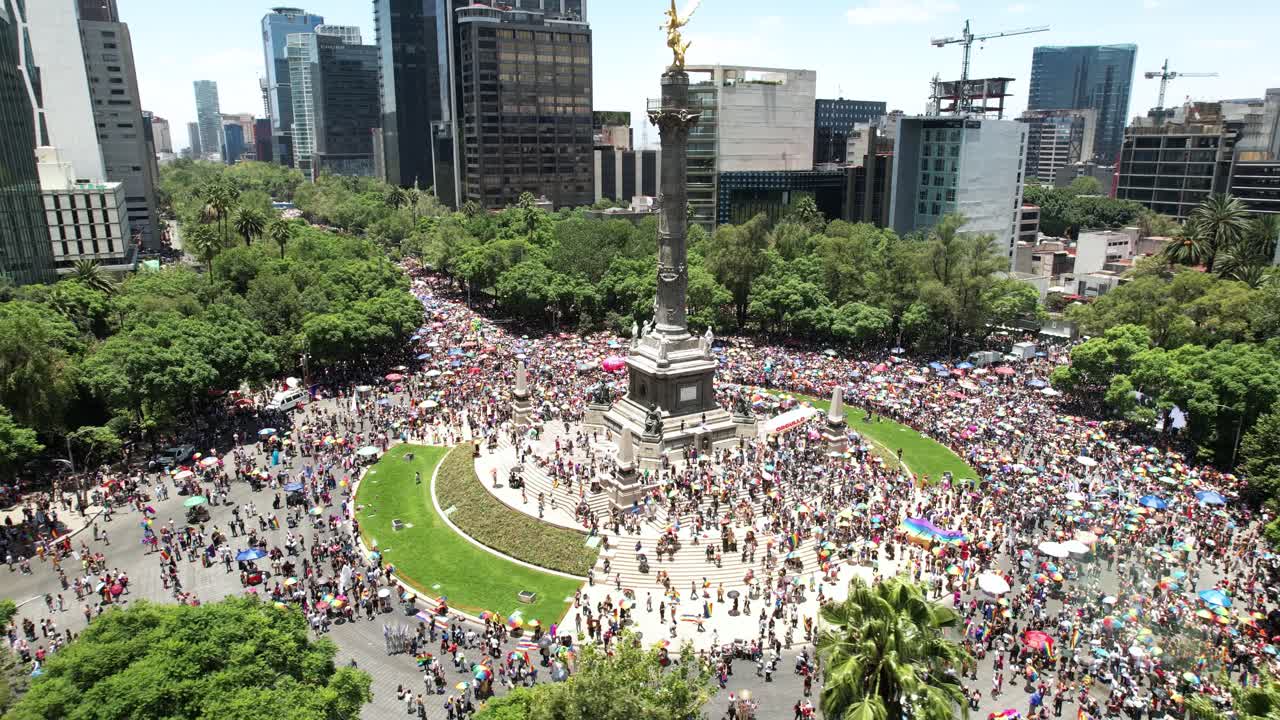drone aéreo disparado durante el desfile del orgullo 2023 en la ciudad de méxico al mediodía