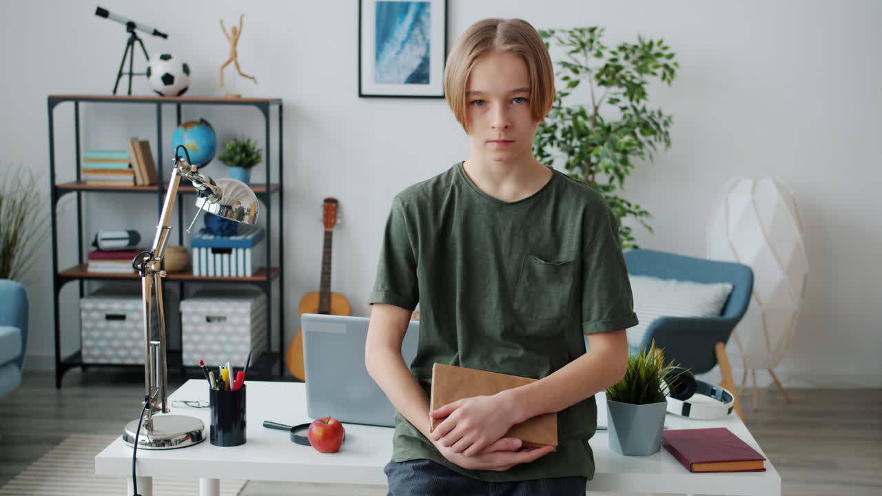 подросток учится дома