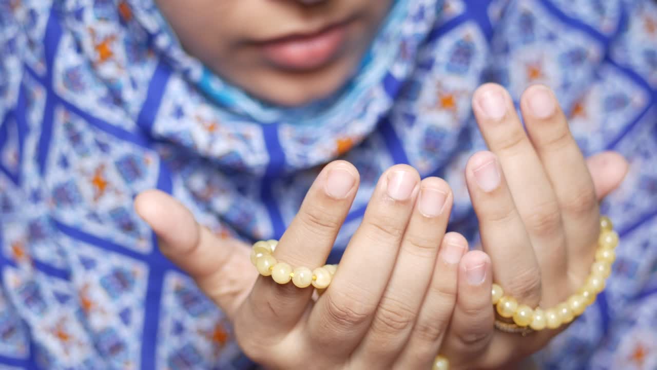 라마단 에서 손 으로 기도 하는 무슬림 여성 들 의 클로즈업