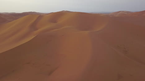 Langsam-Wegfliegende-Drohnenaufnahme-Von-Marokkanischen-Sanddünenmeeren