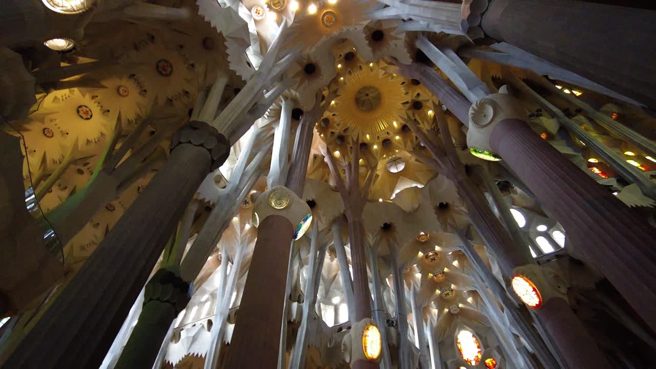 interior da sagrada família em barcelona, espanha - ângulo baixo