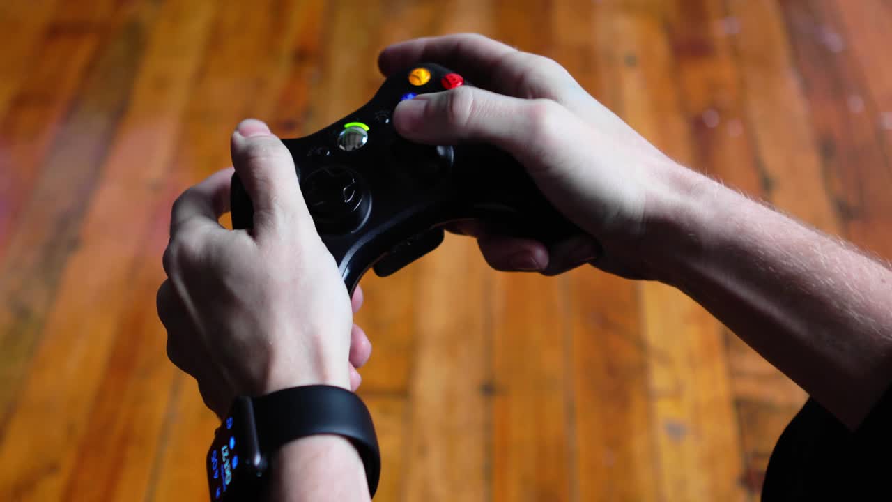 비디오 게임 컨트롤러를 가지고 노는 4k 청년