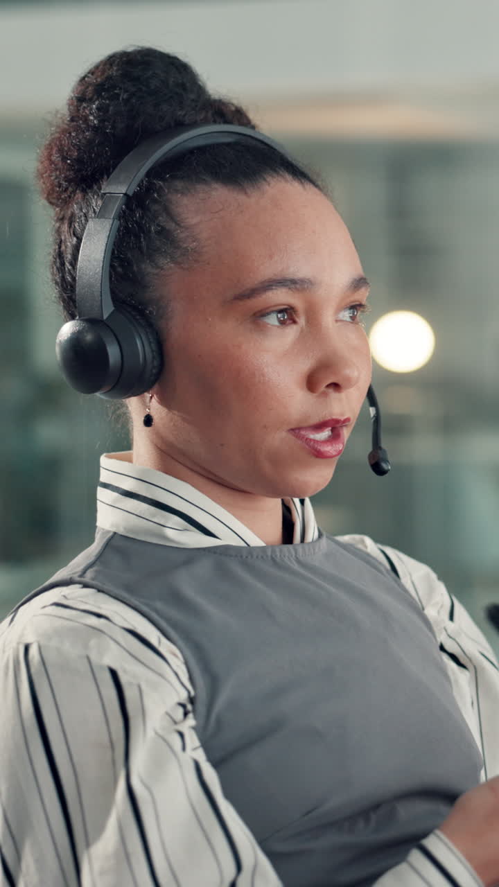 Profesjonell kvinne med headset som snakker i et kundesenter