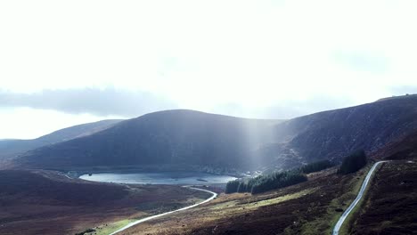 Ein-Malerischer-Zeitraffer-Der-Wicklow-Mountains-Und-Des-Lough-Nahanagan,-Während-Die-Sonnenstrahlen-An-Einem-Schönen-Tag-Durch-Die-Wolken-Scheinen,-Dublin,-Irland