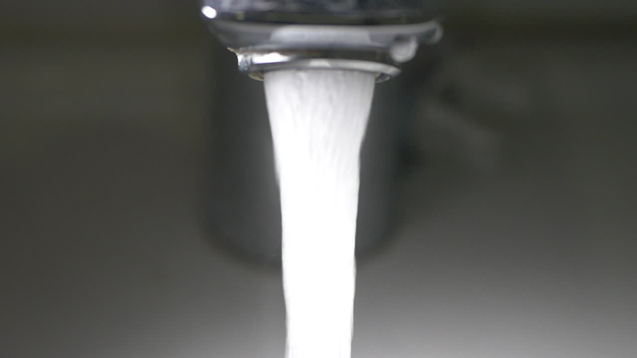 에서 흐르는 물