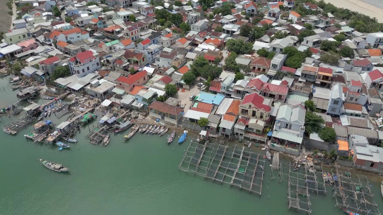 Rumah-rumah Tepi Laut di Desa An Cu Vietnam, Teluk Lang Co, Rekaman Drone Mundur 4K 60FPS.