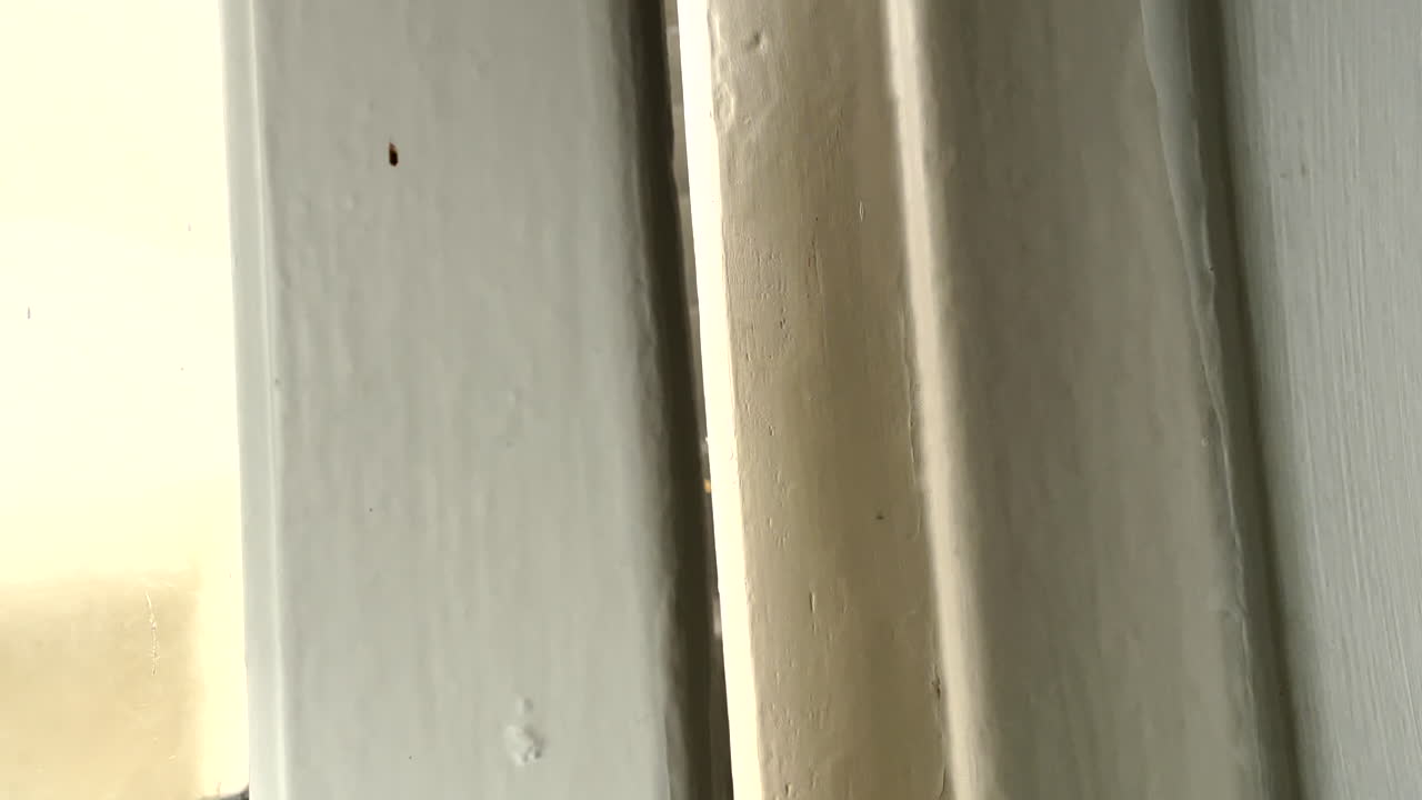 작은 창문에서  ⁇ 빛에 계단의 전망, 손은 창문을 닫습니다