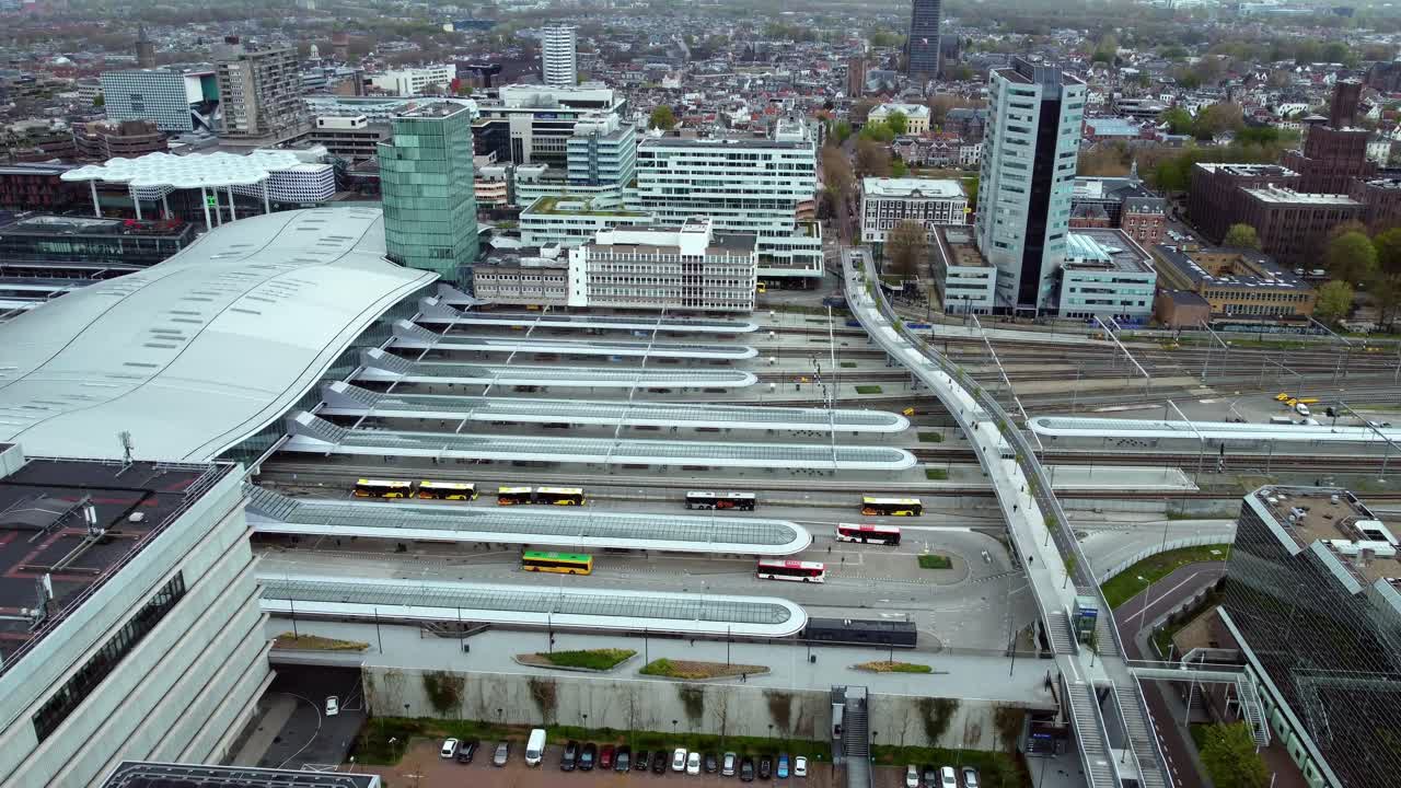 네덜란드 우트레흐트 시 의 우트레흐트 중앙 기차역 과 버스역