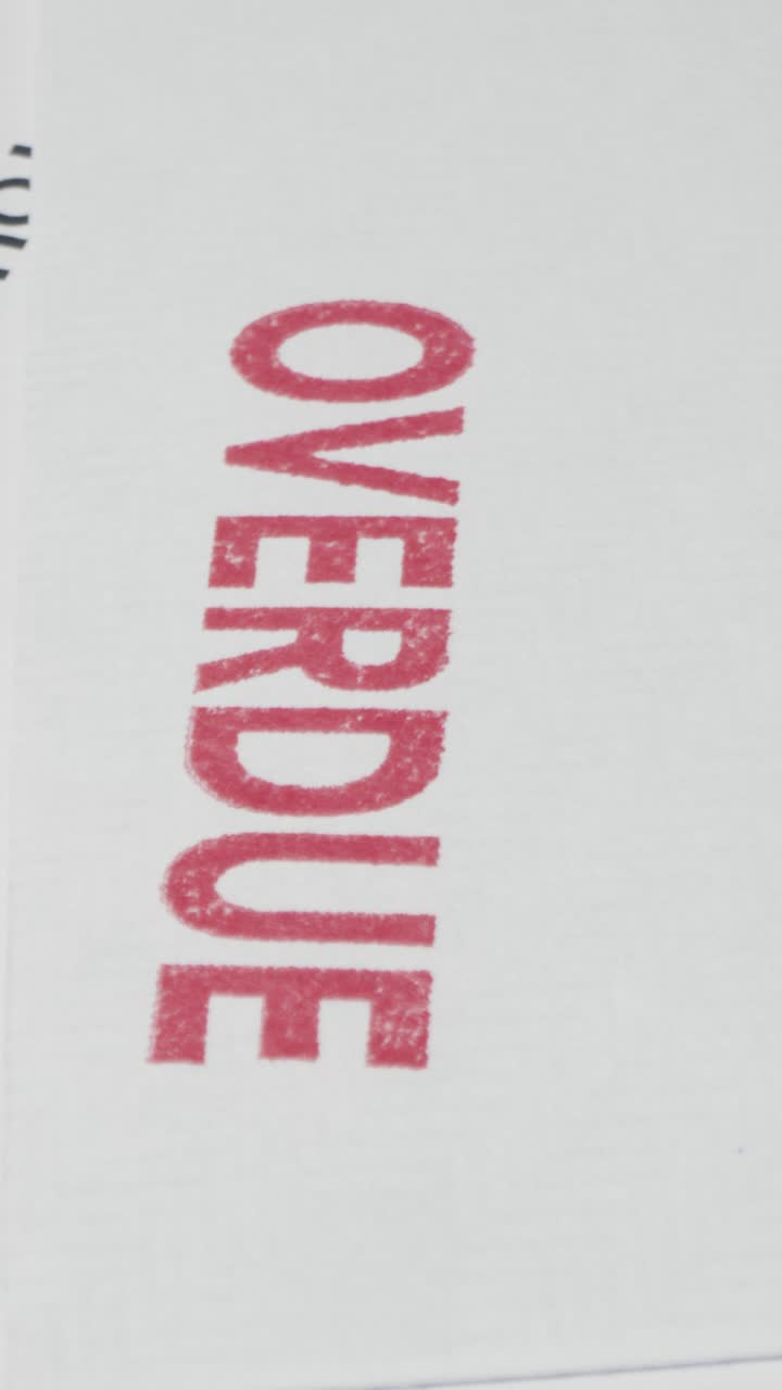 video vertical de cerca de la factura atrasada aumento en el costo de la vida