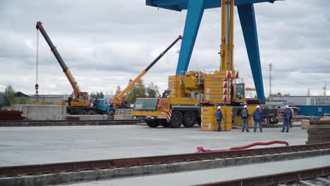 sitio de construcción con grúas y trabajadores