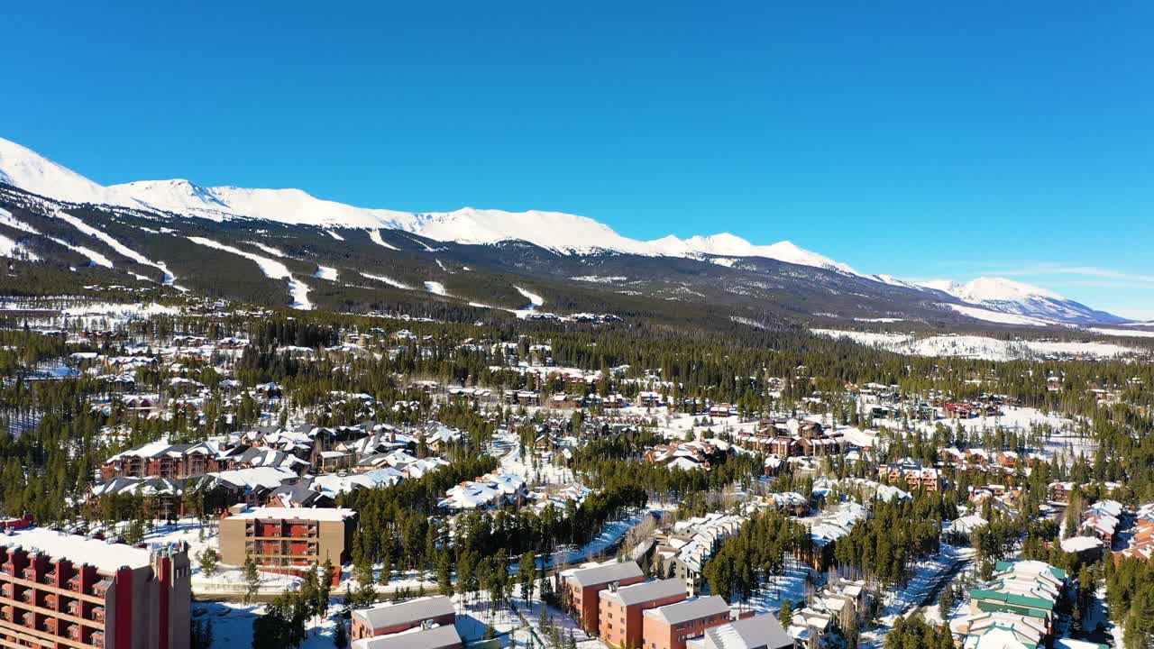 vista panorámica aérea de breckenridge colorado en invierno cubierta de nieve con montañas rocosas