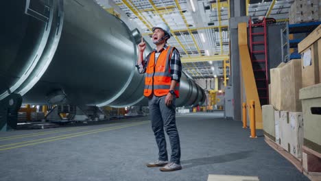 ingeniero en una instalación de fabricación