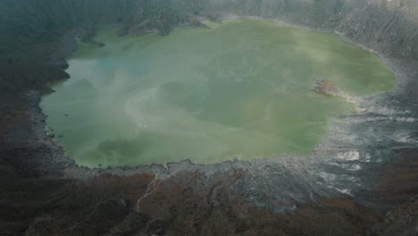 Lago-Sulfúrico-Verde-En-El-Fondo-Del-Cráter-Del-Volcán-El-Chichonal-En-Chiapas,-México---Toma-Aérea-De-Drones