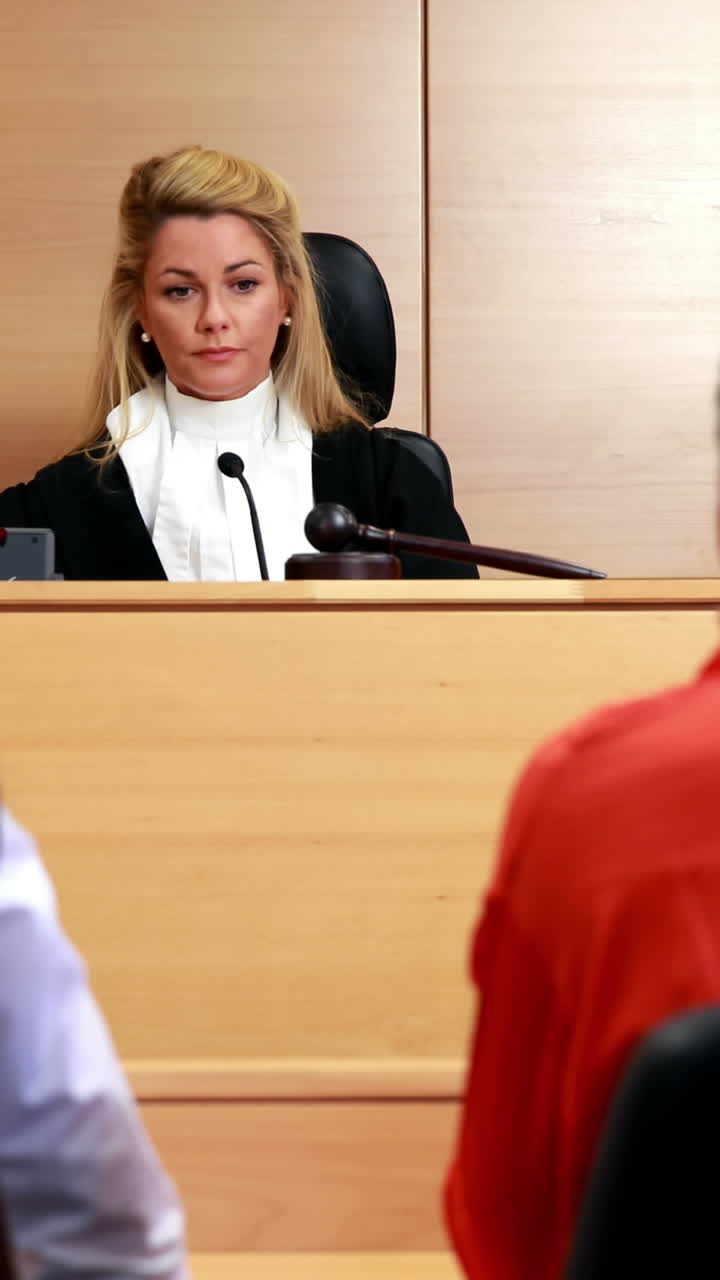 después de que el juez de primera instancia golpeó el martillo en el bloque de sonido