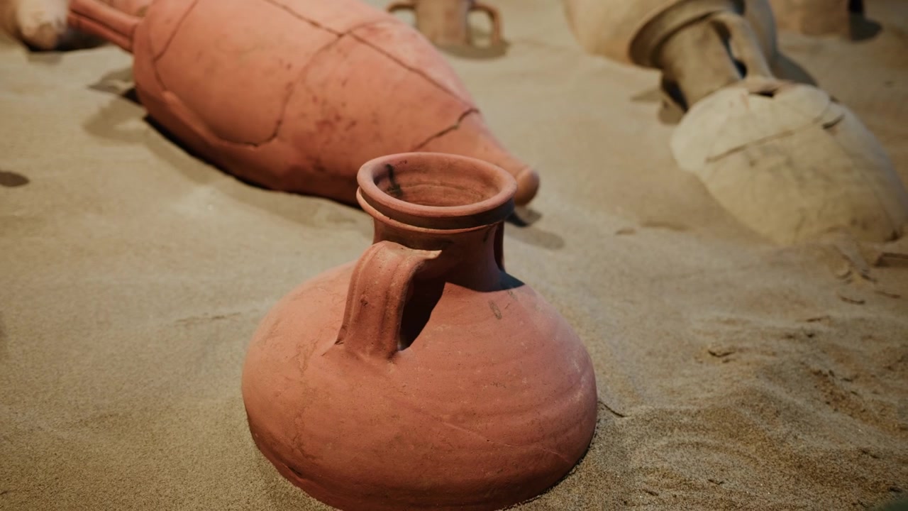 Vaso in terracotta sopra un terreno di scavo sabbioso