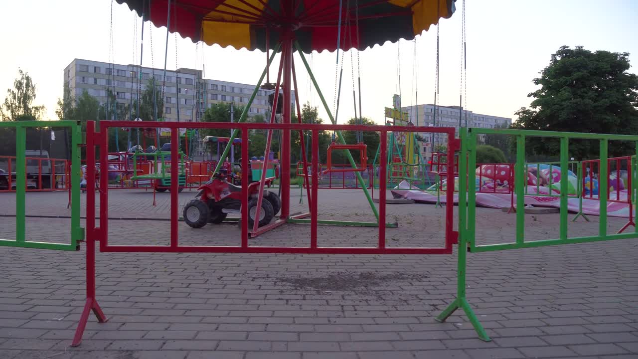 maravilloso diseño de una montaña rusa vacía. parque de atracciones. un concepto atractivo. en la calle. sin hombre. fines de semana, verano.
