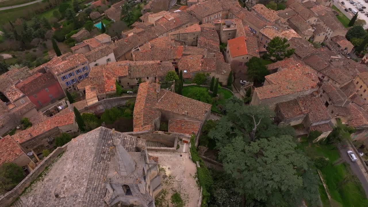 Vista aerea di Bonnieux arroccato su un crinale con vista panoramica, Francia.