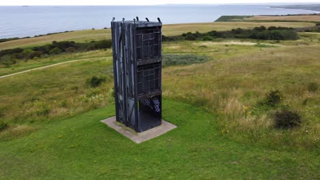 Easington-Colliery-Mining-Pit-Cage-En-Lo-Alto-De-Los-Acantilados,-Con-Vistas-A-La-Costa-Noreste