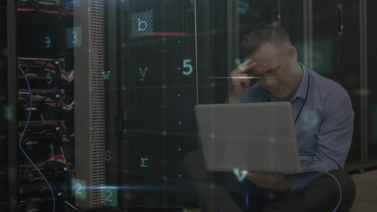 hombre estresado trabajando en la sala del servidor con mensajes de seguridad de datos en movimiento