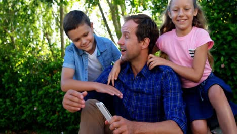 Niños-Jugando-Con-Su-Padre-En-El-Parque