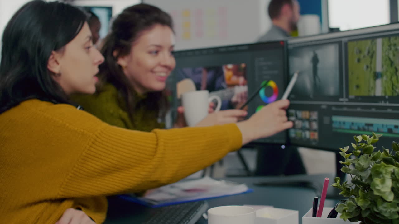 compañeros de trabajo editores de video discutiendo frente a la computadora trabajando para imágenes de clientes