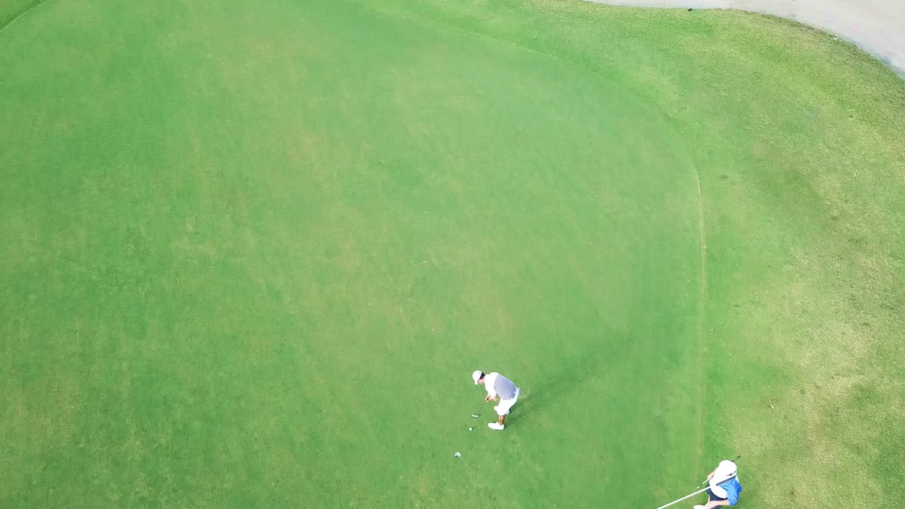 몇 가지 나쁜 퍼팅을하는 골퍼